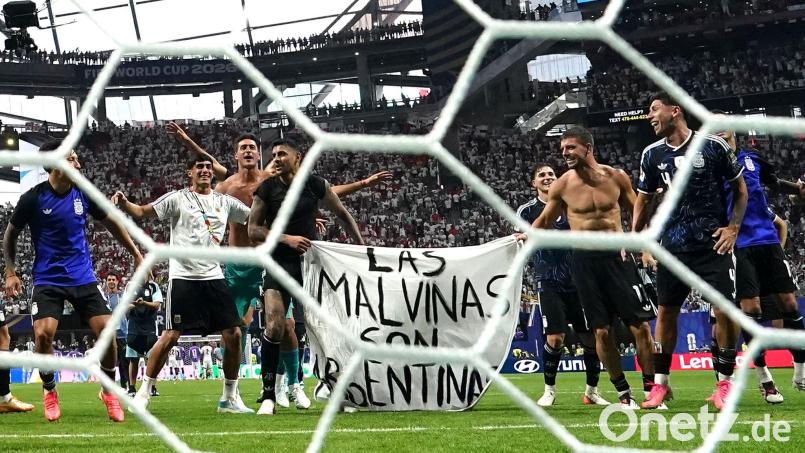 Argentinische Spieler halten das Plakat nach dem WM-Finaleinzug hoch. Bild: Nick Potts/PA Wire/dpa