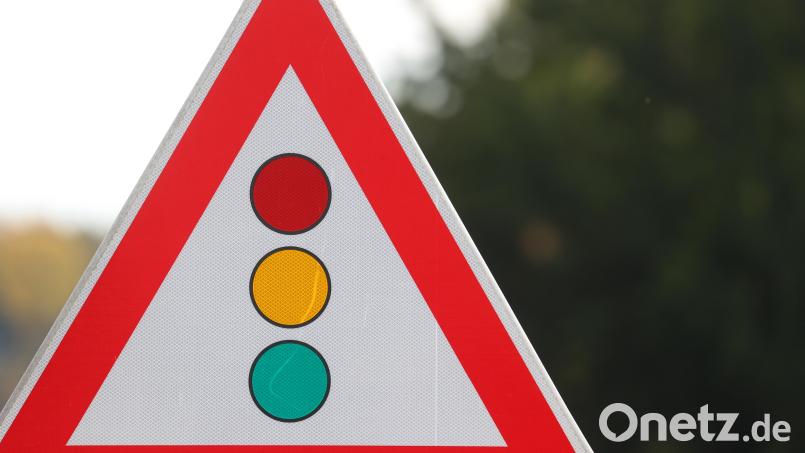 Eine Ampel regelt ab den nächsten Tagen den Verkehr auf der Staatsstraße 2177 zwischen Weihermühle und der Abzweigung nach Erbendorf. Grund hierfür sind Reparaturen am Brückenbauwerk die über den Steinwaldradweg führt. Symbolbild: Karl-Josef Hildenbrand/dpa