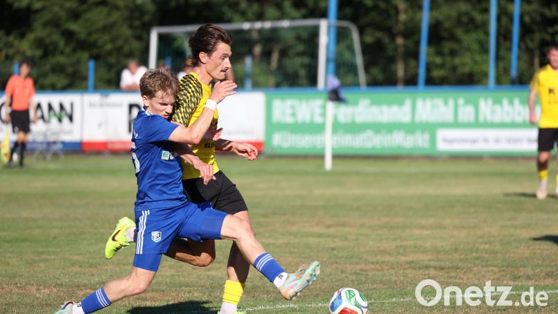 Auftakt mit Schrecken: Für den FC Amberg um Dennis Weidner (rechts) setzte es im ersten Landesliga-Spiel eine 1:5-Pleite. Archivbild: Dieter Jäschke
