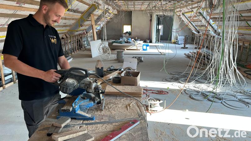 Bis Oktober soll alles fertig sein: Christian Windirsch baut eine ehemalige Maschinenhalle auf dem Anwesen seiner Familie in Miesbrunn zum Firmengebäude um. Im Obergeschoss ist genügend Platz für Büros und zwei Industrie-Stickmaschinen. Bild: ck