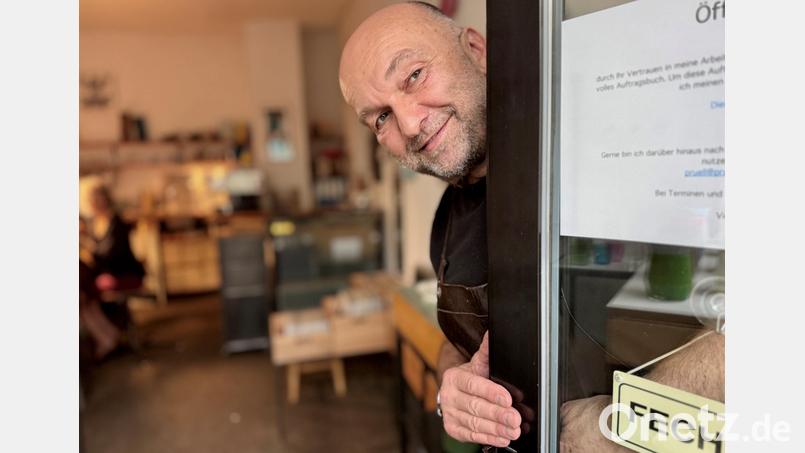 Jürgen Prüll ist Goldschmied, Barista und Ausstellungsmacher. Seine angestammte Ladenwerkstatt zieht demnächst vom Unteren auf den Oberen Markt. Sein Engagement um die Werke von Glas- und Keramikkünstlern sowie weitere aktuelle Künstler bleibt in dem kleinen Gewölbe mit 21 Quadratmetern. Bild: Gabi Schönberger