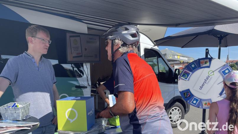 "Redaktion on Tour" macht am Dienstag Halt in Schwarzenfeld. Wie hier auf dem Bild in Vohenstrauß können Leser vorbeikommen und mit Mitarbeitern von Oberpfalz-Medien ins Gespräch kommen. Bild: Paulina Schmidt