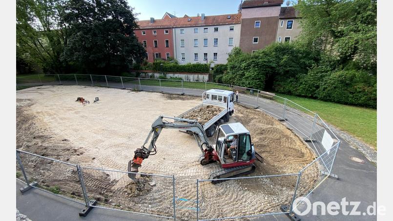 Hier wird tatsächlich gegraben. Der Wasserspielplatz am ehemaligen Biotop in Amberg wird gerade gebaut. Bild: Andreas Ascherl