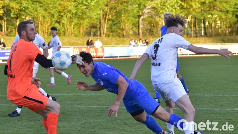 Schwarzenfelds Torwart Stefan Seitz (links) in Aktion: Hier beim Kreispokalfinale gegen den SV Schwarzhofen, das die Schwarzenfelder mit 4:0 gewannen. Lohn dafür ist nun auch das BFV-Pokalspiel gegen die SpVgg Unterhaching. Archivbild: Hans Mark