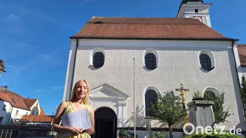 Marie Kick setzt sich dafür ein, dass der Storch einen sicheren Platz auf der Stadtpfarrkirche in Pfreimd bekommt und hat dazu eine Unterschriftenaktion gestartet. Oben auf dem Dach sieht man noch die Reste des Nestbau-Versuchs, die Zweige sind bis zum Schneefanggitter abgerutscht. Bild: bl