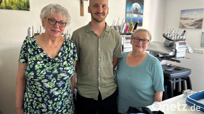 Nur strahlende Gesichter: Christian Windirsch übernimmt die Stickoase Pöllath in Neustadt/WN. Das freut vor allem die Firmengründerin Erika Pöllath (links) und Hermine Kastner-Bäumler (rechts), die den Fachbetrieb bis zum 1. Juli 2026 erfolgreich weiterführte. Sie wird bis 2027 in der Firma mitarbeiten und als Ansprechpartnerin vor Ort sein. Bild: ck