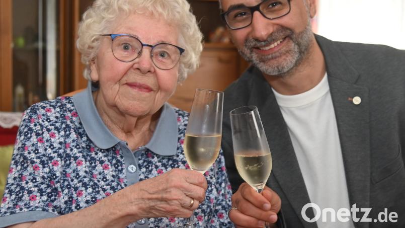 Erika Margarethe Meier (links) aus Amberg feierte vergangenen Mittwoch ihren 90. Geburtstag. Auch Dritter Bürgermeister Tuncer Ayton (rechts) gratulierte. Bild: Gerhard Franz