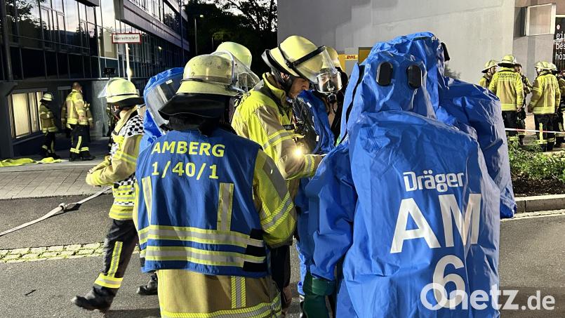 Beim Großeinsatz der Feuerwehr nach dem Ammoniak-Austritt bei der Sparkassen-Zentrale an der Amberger Marienstraße gingen die Einsatzkräfte im Vollschutz vor: gasdichter Schutzanzug und Atemschutz. Bild: Feuerwehr Amberg