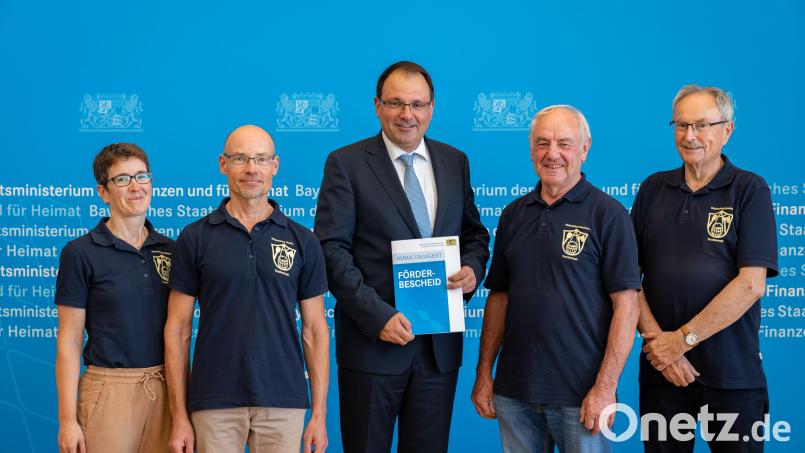 Der AK Historisches Handwerk Tirschenreuth erhält Unterstützung. Staatssekretär Martin Schöffel übergab den Förderbescheid. Bild: Florian Graser StMFH