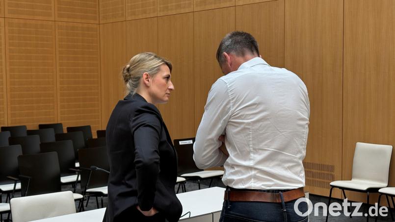 Der Angeklagte tauschte sich vor Beginn des fünften Prozesstags im Müllprozess mit seiner Anwältin Stefanie Amann aus. Archivbild: Nils Ganzmann