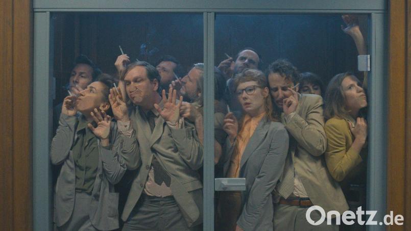 Szene aus der ZDF-Miniserie „Das Manko“: Viele Menschen drängen sich in einer Raucher-Kabine. Bild: Razor Film/ZDF/dpa
