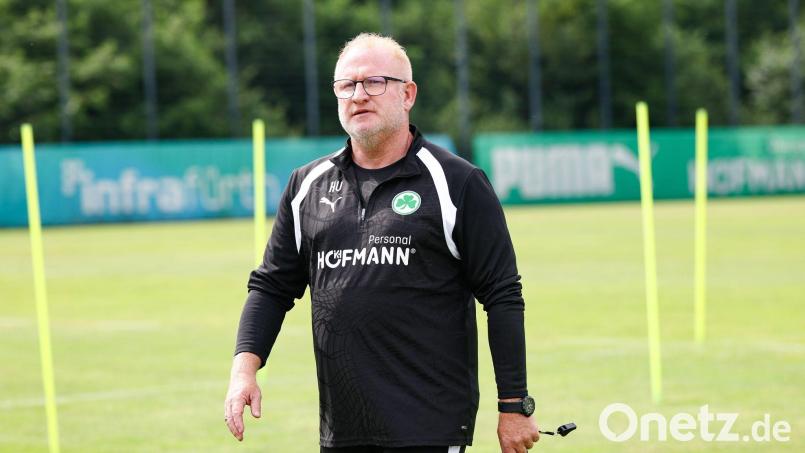 Heiko Vogel geht nach viel Zittern in der Relegation in seine zweite Saison mit der SpVgg Greuther Fürth. (Archivbild) Bild: Daniel Löb/dpa