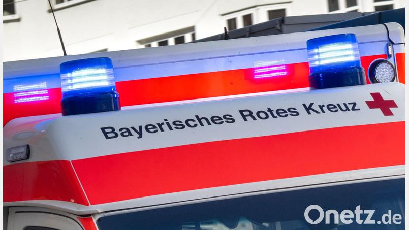 Die Einsatzkräfte reanimierten den Beifahrer. (Symbolbild) Bild: Peter Kneffel/dpa