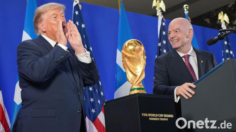 Donald Trump (l) und Gianni Infantino stehen gemeinsam im Trump Tower auf der Bühne. Bild: Jacquelyn Martin/AP/dpa