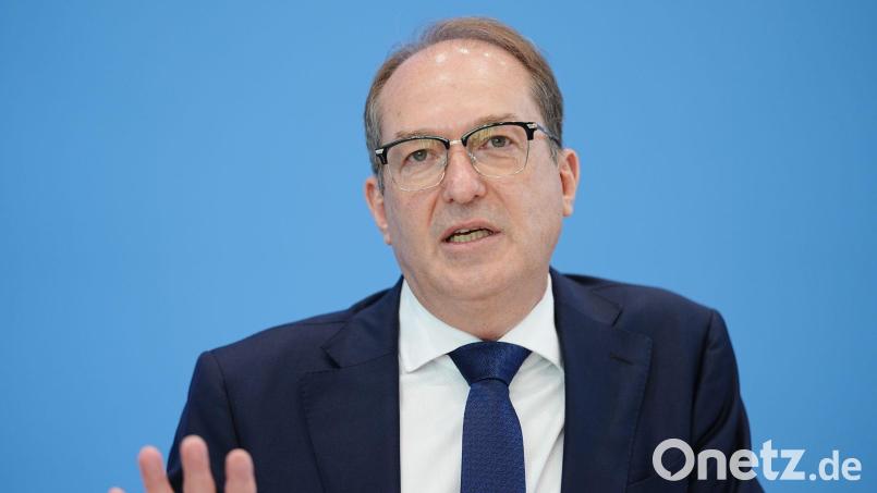 Bundesinnenminister Alexander Dobrindt hatte bereits vor einem Monat bei der Innenministerkonferenz in Hamburg von einer „hohen Bedrohungslage“ gesprochen. (Archivbild) Bild: Kay Nietfeld/dpa