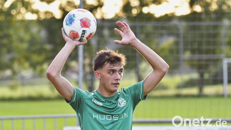 Jonas Schwindl musste in Nördlingen bereits nach knapp 20 Minuten wegen einer Roten Karte vom Platz . Trotz des umstrittenen Platzverweises siegte die DJK Gebenbach verdient mit 2:0. Bild: Hubert Ziegler