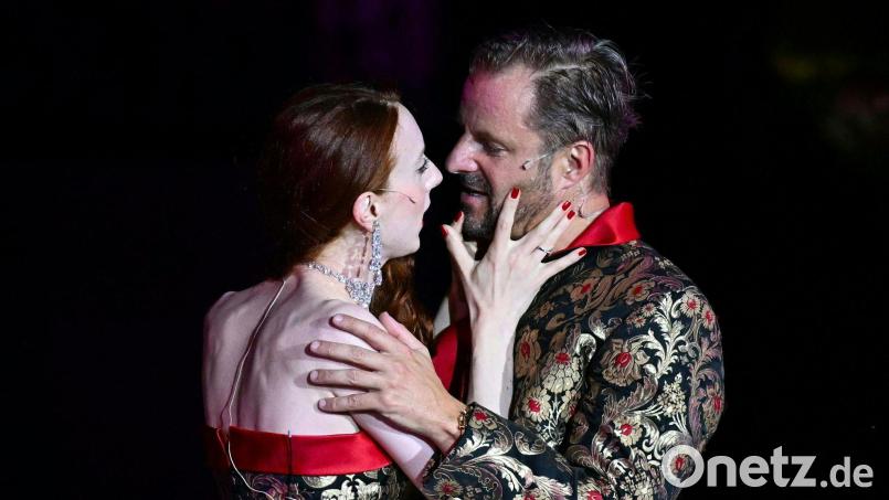 Roxane Duran tritt als Buhlschaft in die Fußstapfen großer Theaterstars. Bild: Barbara Gindl/APA/dpa