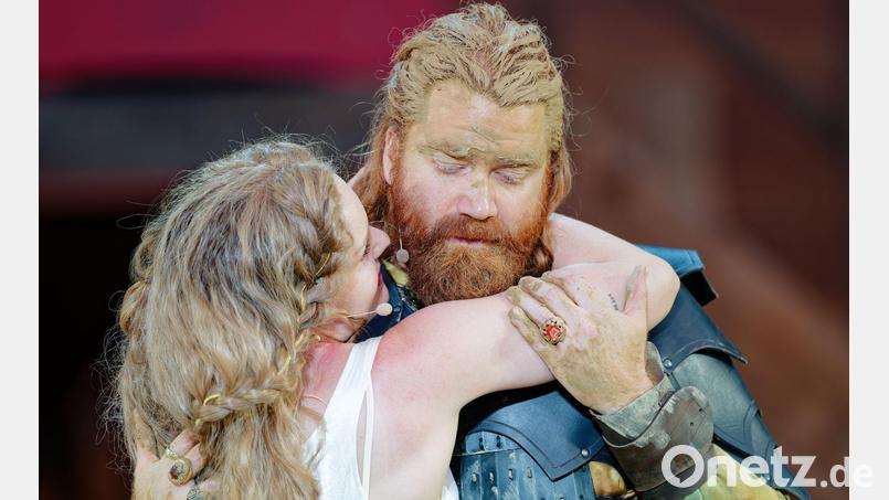 Maria Dragus (Kriemhild) und Aram Tafreshain (Etzel) stehen noch bis 2. August auf der Bühne. (Archivbild) Bild: Uwe Anspach/dpa