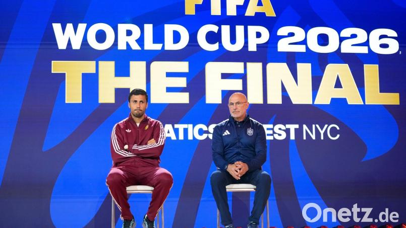 Rodri (links) und Luis de la Fuente gehen selbstbewusst ins WM-Finale gegen Argentinien. Bild: Frank Franklin II/AP/dpa
