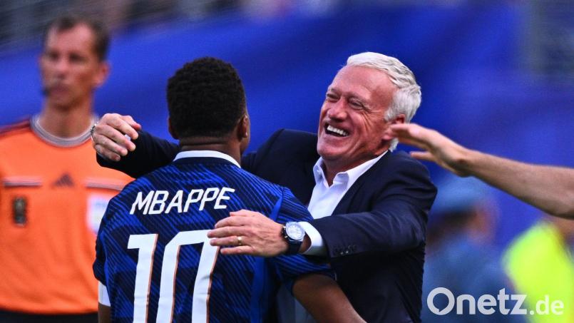 Der Kapitän und sein Trainer: Kylian Mbappé und Didier Deschamps. (Archivbild) Bild: Tom Weller/dpa