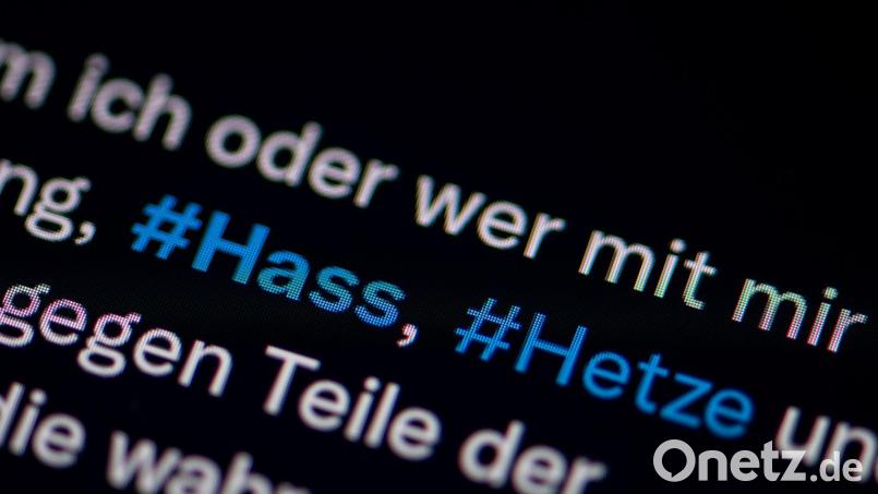 Die FIFA setzt sich mit einem eigenen Dienst gegen Hass im Internet rund um die WM ein. (Symbolbild) Bild: Fabian Sommer/dpa