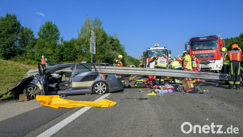 Zwei Männer starben in diesem Wrack, eine Frau wurde schwer verletzt. Bild: Werner Kerschbaummay/Fotokerschi/APA/dpa
