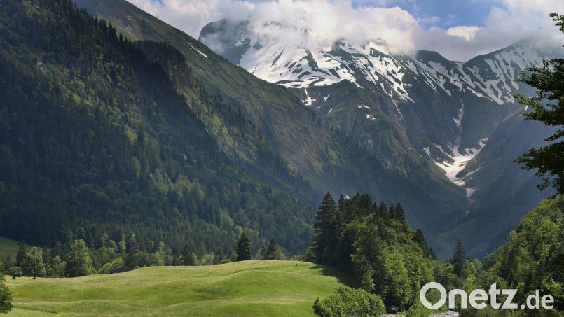 Zwei deutsche Kletterer sind in Österreich abgestürzt. (Symbolbild) Bild: Karl-Josef Hildenbrand/dpa
