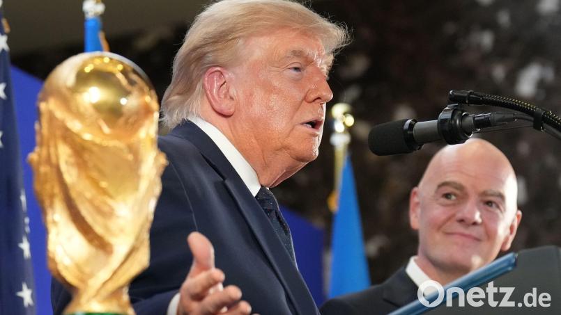 Donald Trump (l) bedankte sich bei Gianni Infantino für die Entscheidung der FIFA. Bild: Jacquelyn Martin/AP/dpa