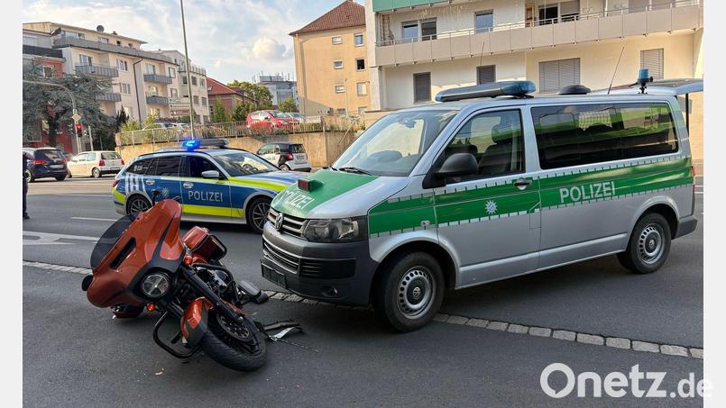 Der Motorradfahrer wurde nach der Kollision mit einem Polizeifahrzeug festgenommen. Bild: Pascal Höfig/NEWS5/dpa