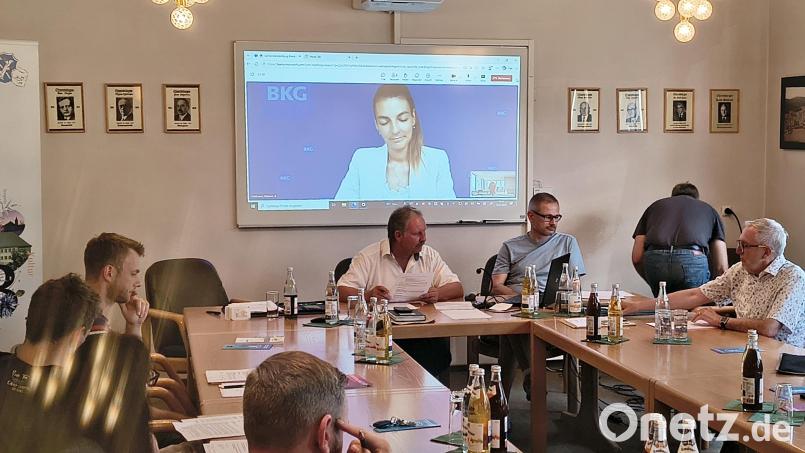 Melanie Feldmann ist bei der Sitzung des Gemeinderats Brand per Video zugeschaltet, um die die Möglichkeiten des Förderprogramms zu erläutern. Bild: Bertram Nold