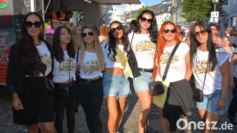 Sie waren ein Blickfang, fesche Marktredwitzer Ladies feierten auf dem Altstadtfest ab, nach ihren eigenen Worten wurde ein Geburtstag gefeiert. Bild: Josef Rosner