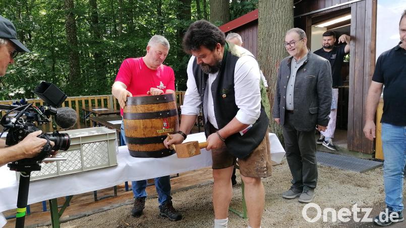 Der Bieranstich von Bürgermeister Frank erfolgte unter genauer Beobachtung des Fernsehteams des Bayerischen Rundfunks sowie des Fuchsbeck-Bräus Armin Ertel und Pfarrer Mader. Bild: Joachim Ziegeler