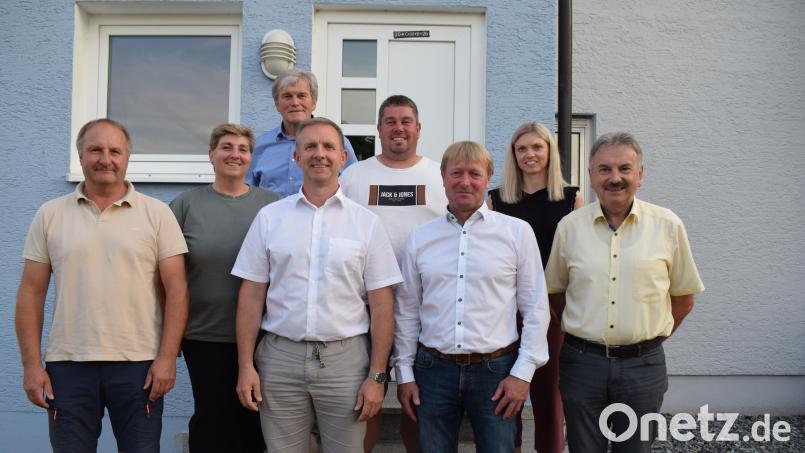 Vorsitzender Markus Schiesl (Dritter von rechts) und sein Stellvertreter Michael Wilfahrt (Vierter von links) stehen weiterhin an der Spitze des ZV Pretzabrucker Gruppe. Neu in das Gremium wurden gewählt (von links): Markus Dorschner, Diana Kraus, Werner Winderl, Johannes Schießl, Franziska Danner und Alfred Damm. Bild: Richard Braun