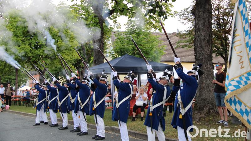 Die Neustädter Bürgerwehr eröffnete das Bürgerfest am Samstag mit einem Salutschuss. Bild: Hans Prem