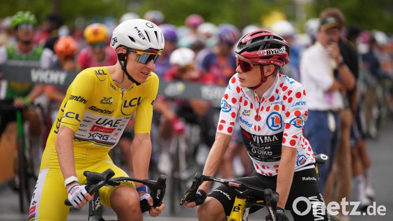 Die Radsport-Topstars unter sich: Tadej Pogacar (l) und Jonas Vingegaard. (Archivbild) Bild: Mosa'ab Elshamy/AP/dpa