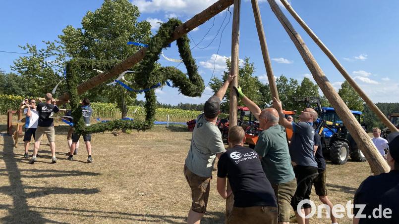 Deshalb ist der Brudersdorfer Kirwabaum so einzigartig und unverkennbar: Herz- und rautenförmige statt der gewöhnlich runden Schmuckelemente zieren den Stamm. Bild: Raphael Haubelt