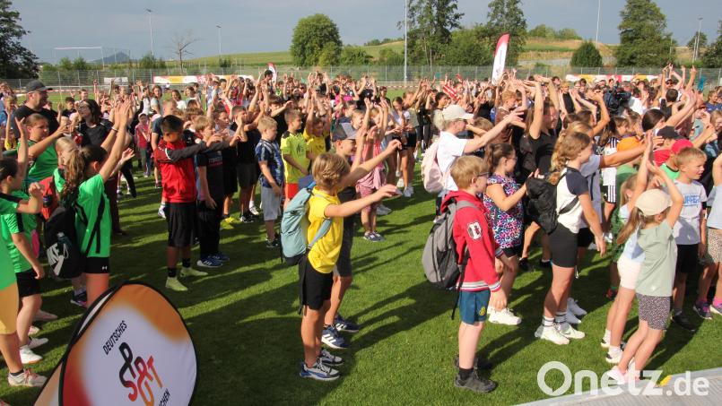 1100 Schüler und Schülerinnen waren beim Finale der Sportabzeichen-Tour des Deutschen Olympischen Sportbundes (DOSB) in Kemnath mit dabei. Bild: Konrad Rosner
