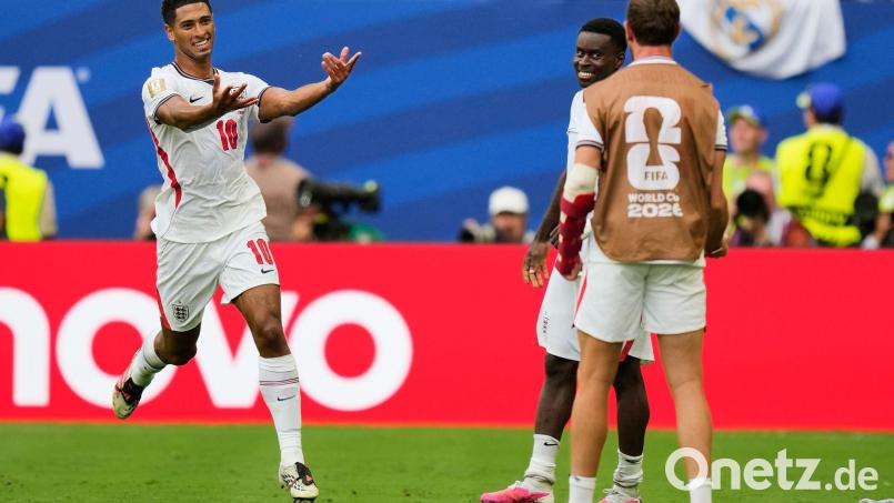 Jude Bellingham (l) feiert seinen Treffer zum 6:4. Bild: Rebecca Blackwell/AP/dpa