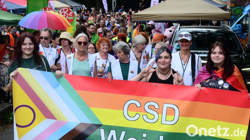 Die Teilnehmer demonstrieren für ein sichtbares Bekenntnis zu Vielfalt, für Menschenrechten und gesellschaftliches Miteinander. Bild: Helmut Kunz