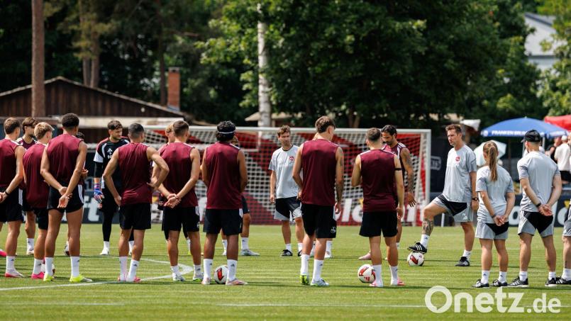 Trainer Miroslav Klose und seine Spieler des 1. FC Nürnberg. (Archivbild) Bild: Daniel Karmann/dpa