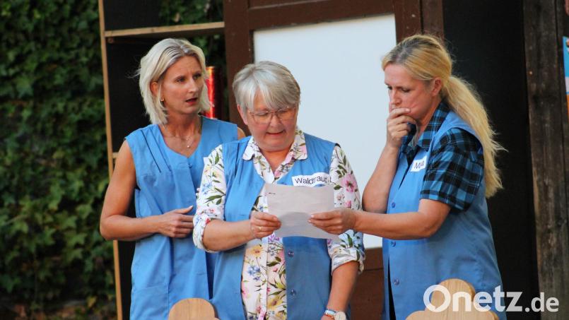 Die Bank gibt keinen Kredit mehr. Lena, Waltraud und Maria (von links) sind schockiert. Bild: Josef Pilfusek