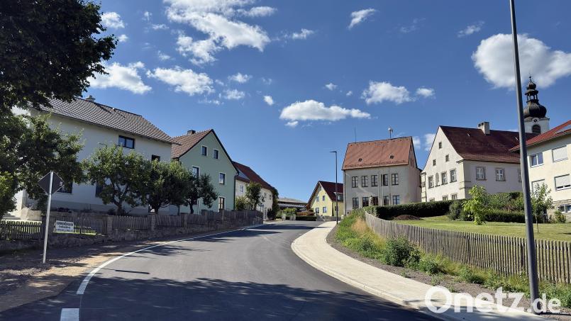 Es gibt wieder freie Fahrt im Bärnauer Ortsteil Schwarzenbach. Die Sanierung der Ortsdurchfahrt ist abgeschlossen. Bild: Susanne Forster