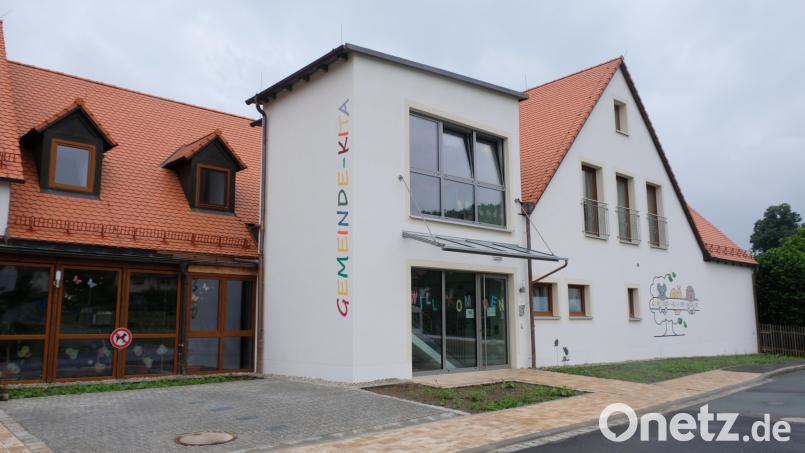 Im Gespräch bleibt der Gemeindekindergarten. Aufwändig saniert steuern die laufenden Kosten auf ein neues Rekorddefizit zu. Für den Gemeinderat ein Grund mehr, das freiwillige Angebot von Kita-Bus-Fahrten wegen des krassen Missverhältnisses zwischen Elterninteresse und den Kosten der Kita-Transporte zu beenden. Bild: Robert Dotzauer