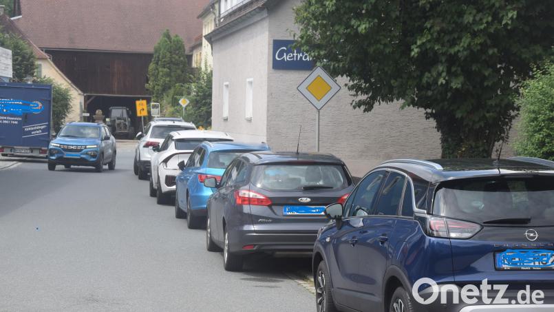Ein Teilstück der Weidener Straße in Etzenricht. Wohin sollen Fußgänger ausweichen? Der Gemeinderat will nach einer Verkehrsschau Maßnahmen treffen. Bild: Ernst Frischholz