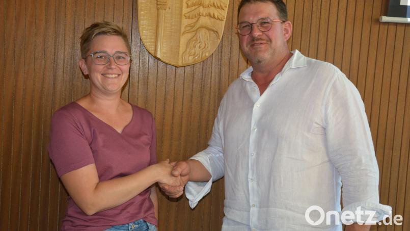 Als neue Familienbeauftragte der Gemeinde Pechbrunn stellt sich Jessica Döllinger vor. Bürgermeister Stephan Schübel gratuliert zur Amtsübernahme. Bild: Josef Rosner