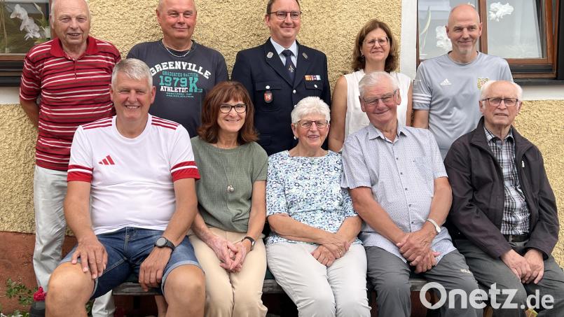 Dem Jubilar (vorne, Zweiter von rechts) gratulierten Peter Wlach, Sohn Norbert, Sebastian Schötz, die Kinder Claudia und Michael (hinten) sowie Wolfgang, Hahnbachs zweite Bürgermeisterin Evi Höllerer, Ehefrau Rita und der Pfarrer i.R. Hans Peter Heindl. Bild: Marianne Moosburger