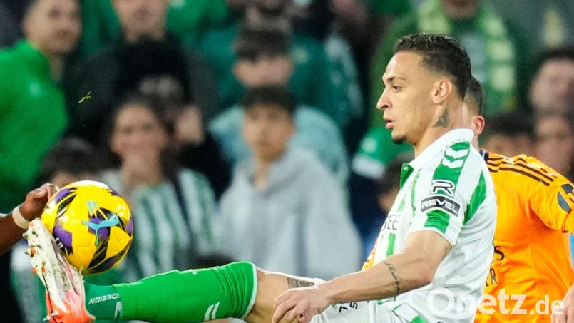 Bayern wollte ihn, doch Stürmer Antony ging 2025 zu Betis Sevilla. (Archivbild) Bild: Jose Breton/AP/dpa