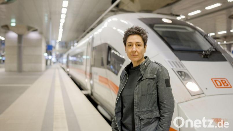 Dunja Hayali macht sich auf die Reise mit dem ICE. Bild: Jonny Müller-Goldenstedt/ZDF/dpa