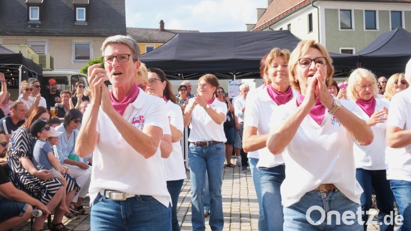 Zu den Bürgerfest-Höhepunkten gehörte der Auftritt der Line-Dance-Gruppe „Tanzen ohne Partner“ (ToP) unter der Leitung von Gerti Schön. Bild: Rudolf Hirsch