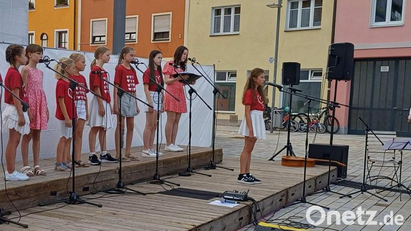 Der „Sommer machte Super-Laune“ beim Konzert des Kinderchors „Herzwärts“. Von links: Wanda Weiß, Laura Biel, Mia Oberhell, Julia Schinabeck, Magdalena Rauscher, Anna Maier, Romy Weiß, Josephine Summer und Carolina Luber, am Mikrophon Alisa Graf. Bild: Werner Schulz